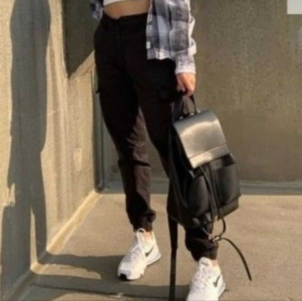 AE High-Rise mom fit cargo pants..size 4